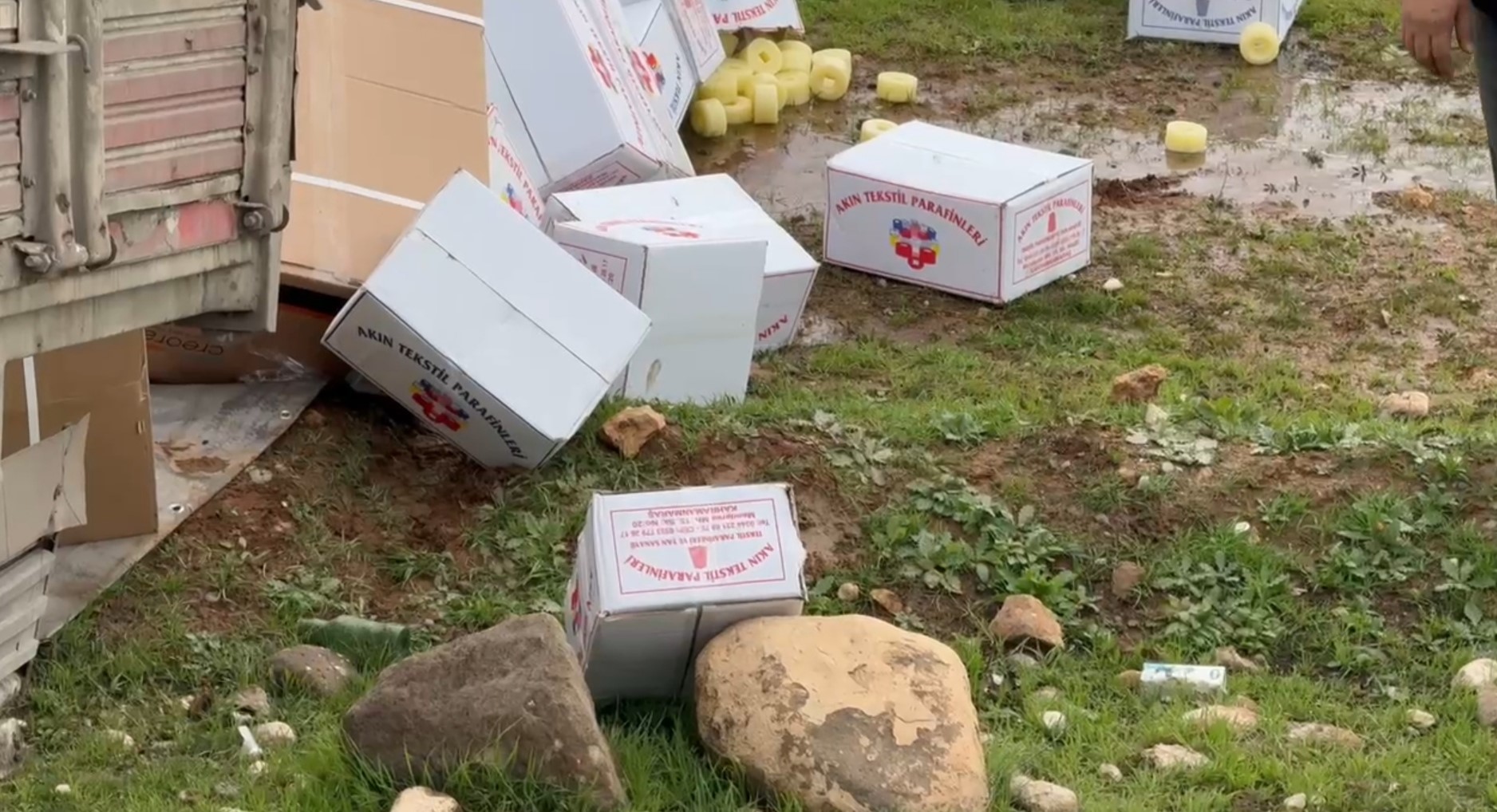Şanlıurfa'da tekstil malzemeleri yüklü kamyon devrildi
