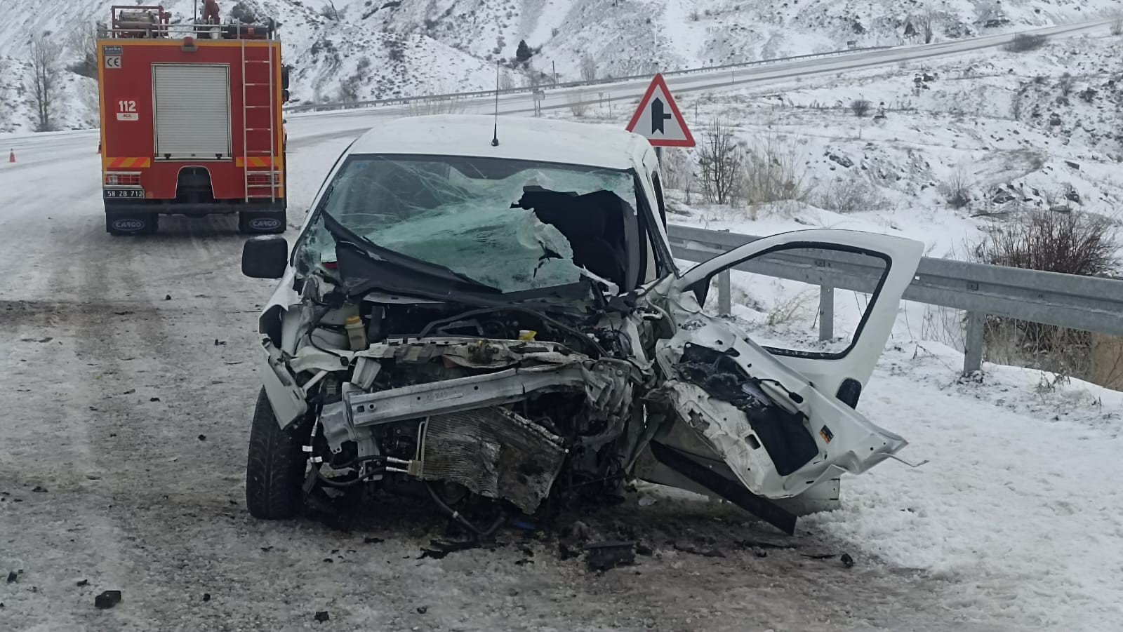 Minibüs ile otomobilin çarpıştı: 26 yaralı