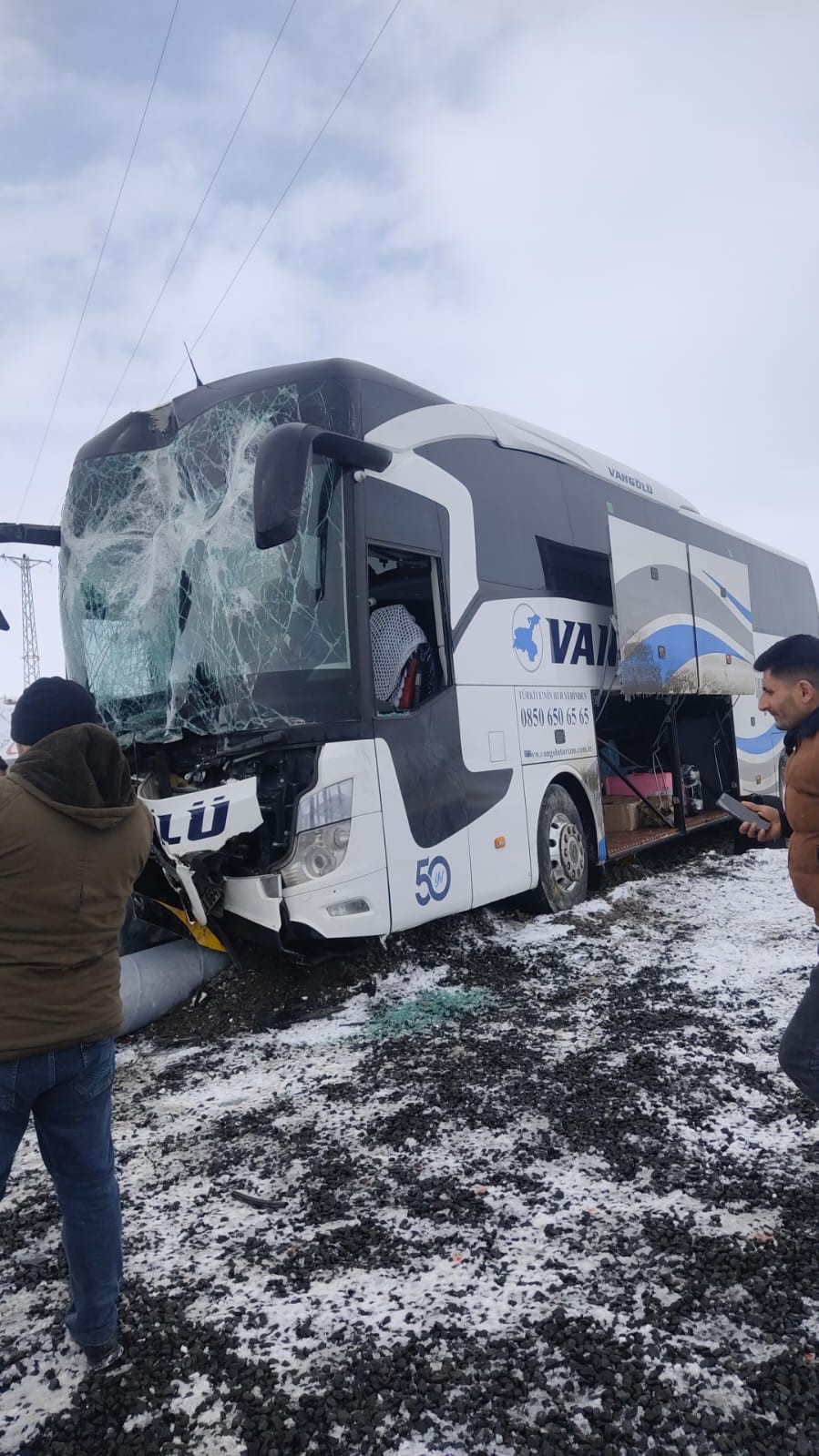 Yolcu otobüsü ile kamyonet çarpıştı: 11 yaralı