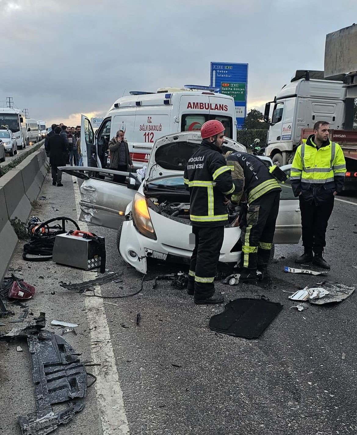 4 araçlı zincirleme kaza: 1 ölü, 1 yaralı