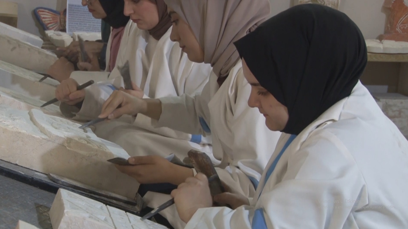 Şanlıurfa'da kaybolmaya yüz tutan taş oymacılığı mesleğinde yeni ustalar yetişiyor