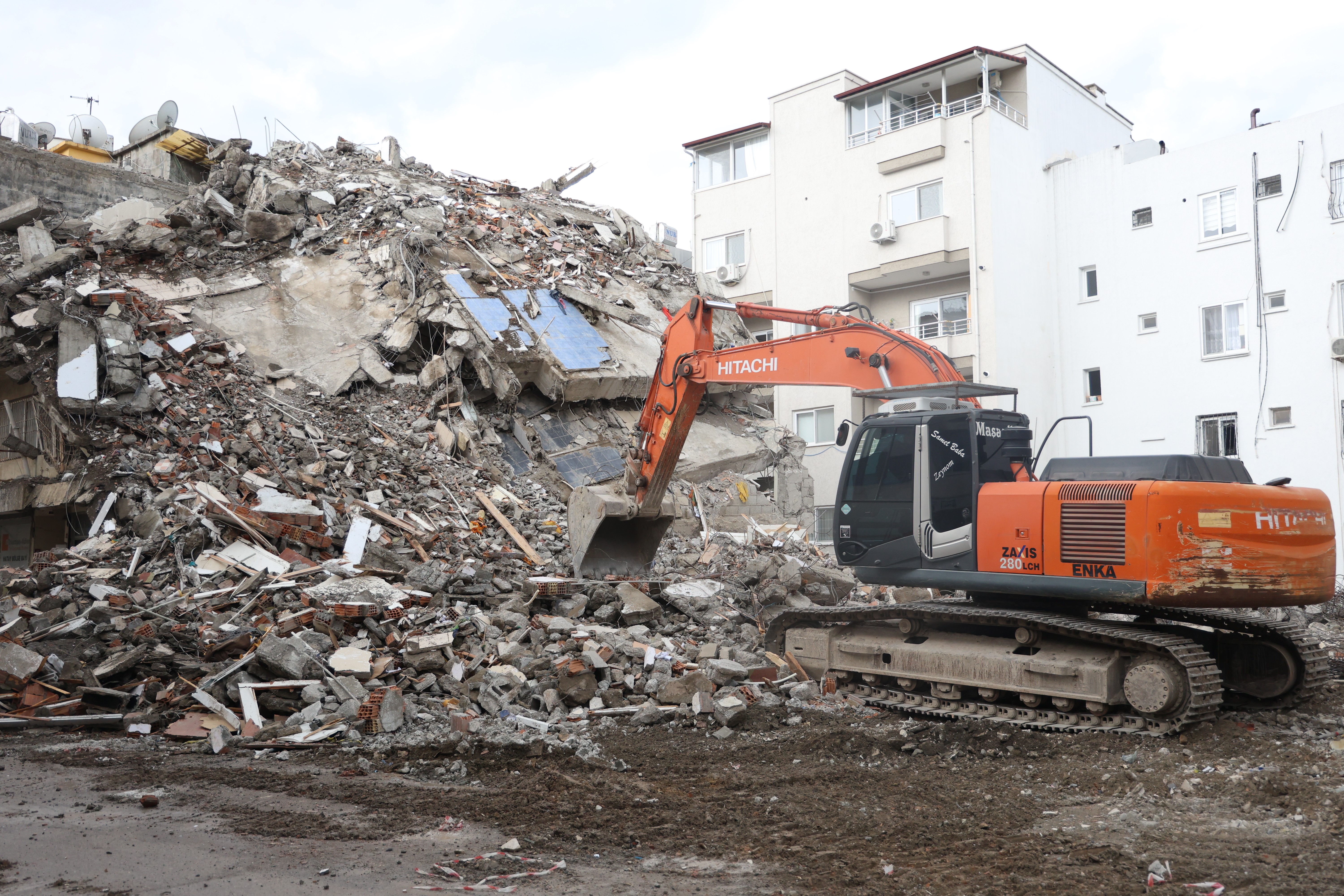 Görünümüyle ürküten binanın yıkımına başlandı