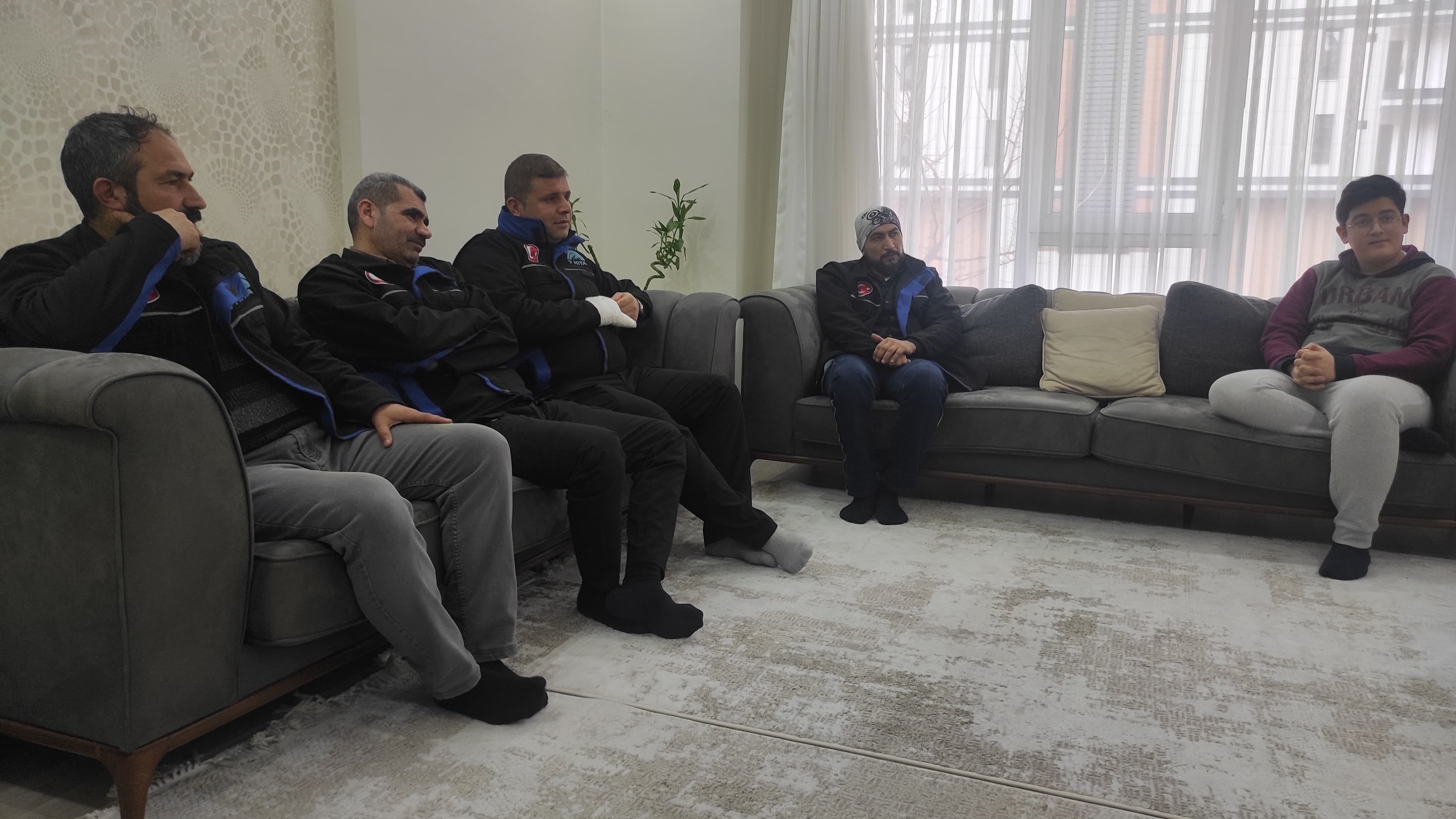 Urfa'da enkazdan kendisini kurtaran ekibi görünce gözyaşlarına hakim olamadı