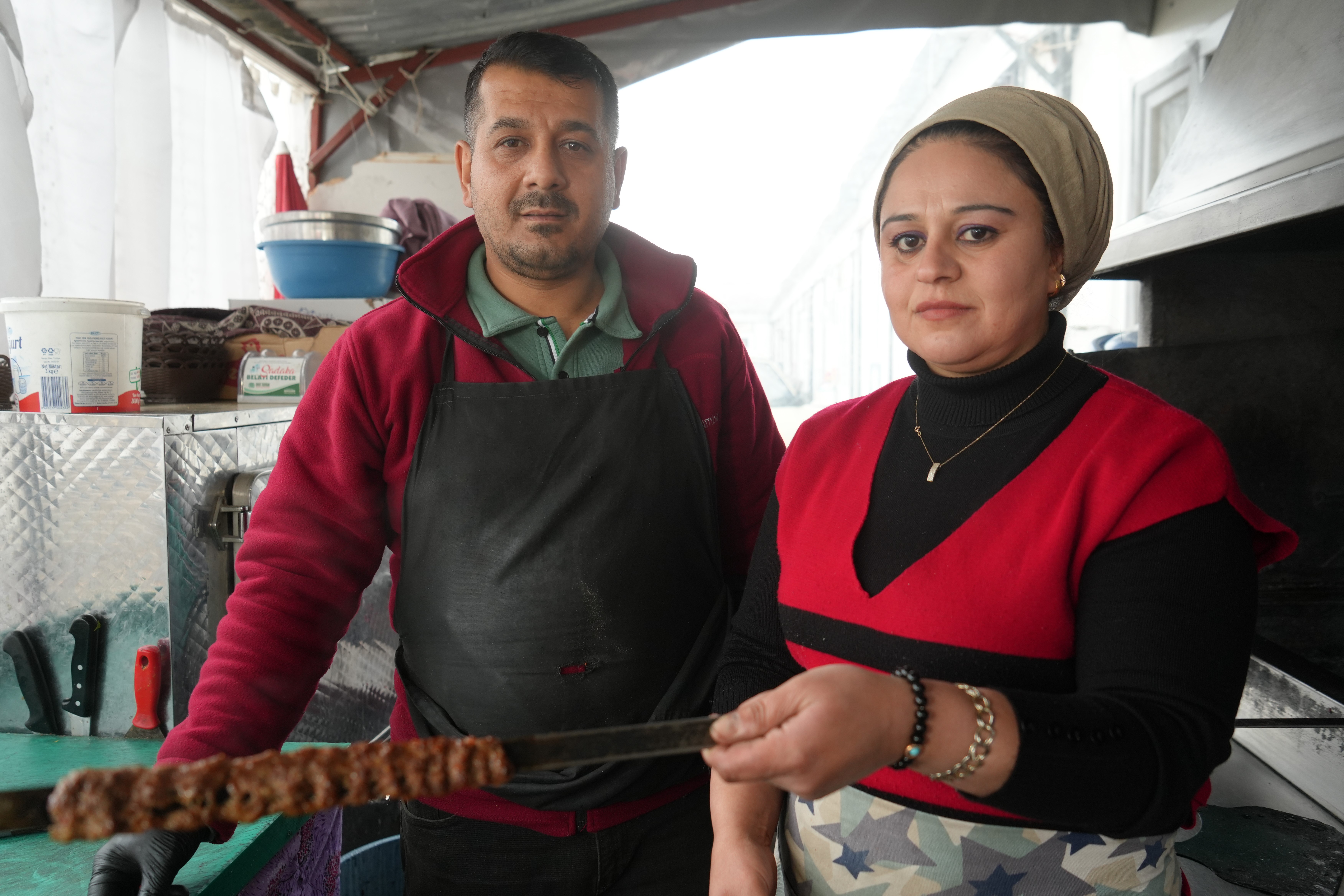 Depremin izlerini silebilmek için başladı, şehrin tek kadın kebap ustası oldu