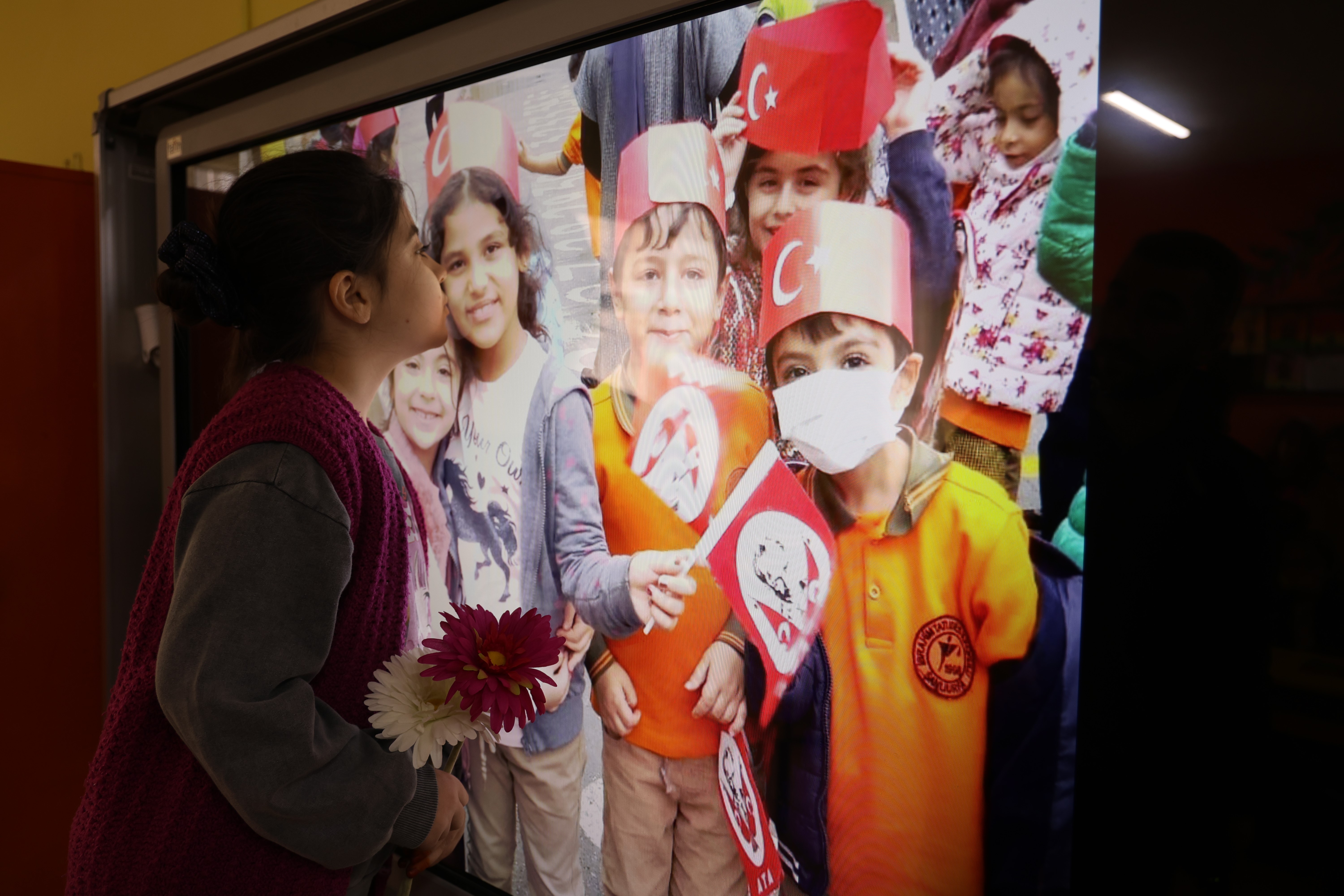 Urfa'da depremde ölen arkadaşının fotoğrafını öpen öğrenci yürekleri dağladı