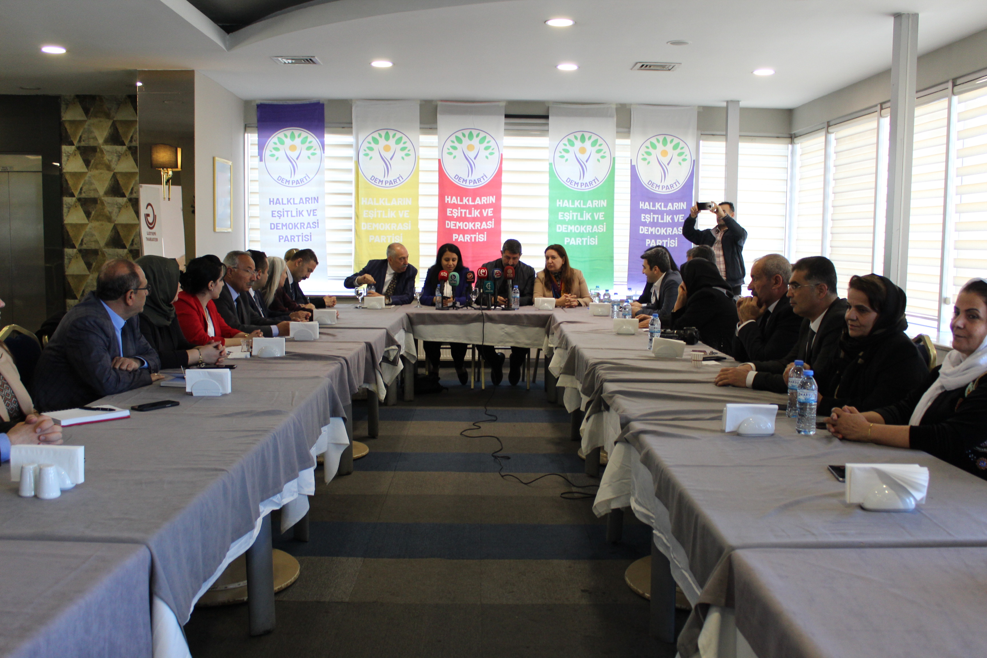 DEM Parti büyükşehir ve ilçe eş başkan adaylarını tanıttı