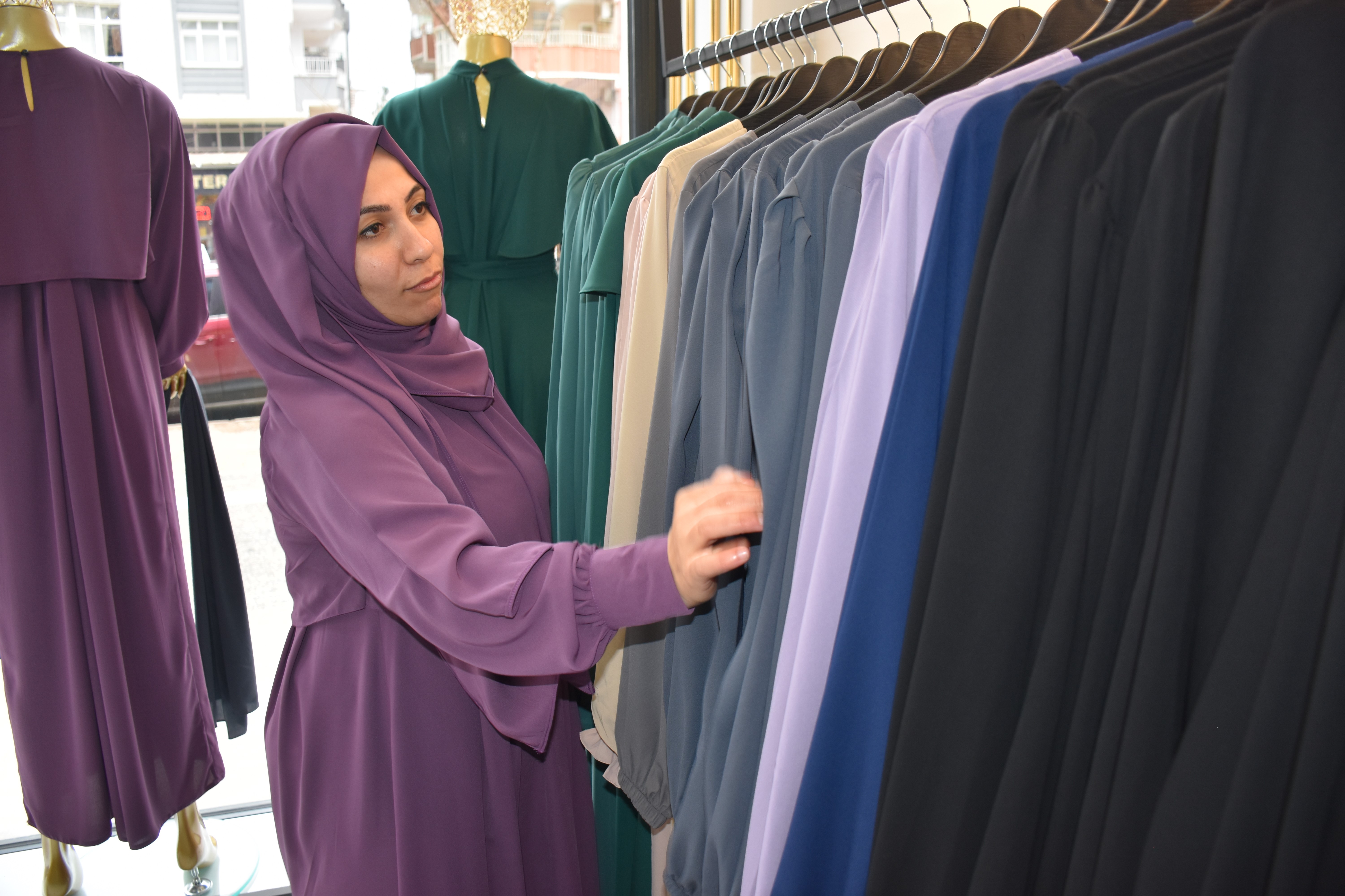 Eşini kaybeden 3 çocuk annesi, evinde başladığı işini geliştirerek kendi mağazasını kurdu