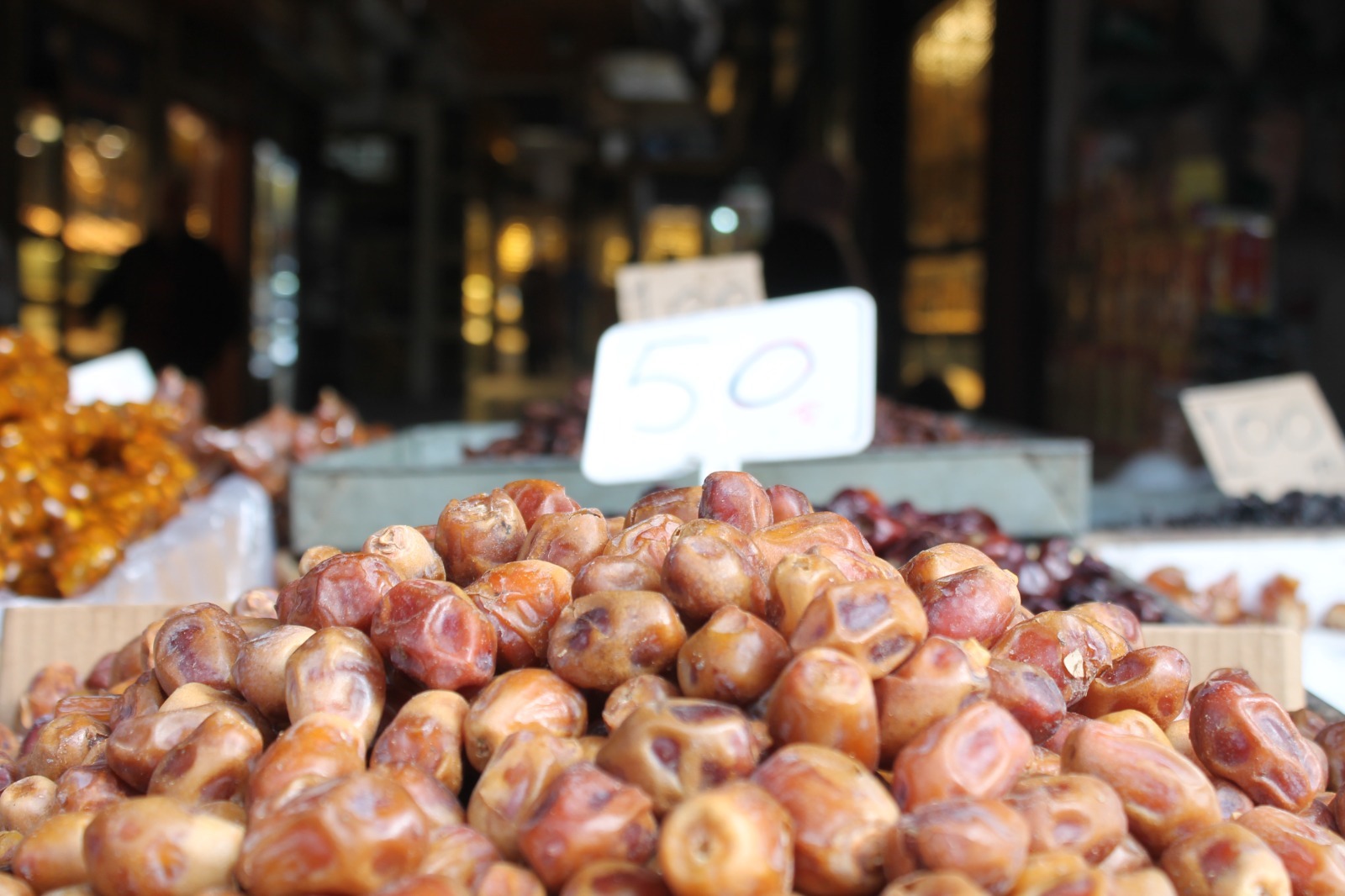 Ramazan ayının vazgeçilmez lezzeti hurma cep yakıyor