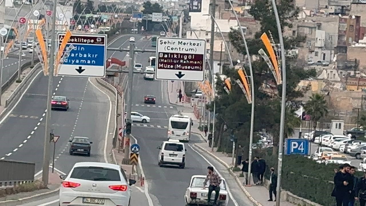 Şanlıurfa'da bagaj kapağı üzerindeki tehlikeli yolculuk kameraya yansıdı