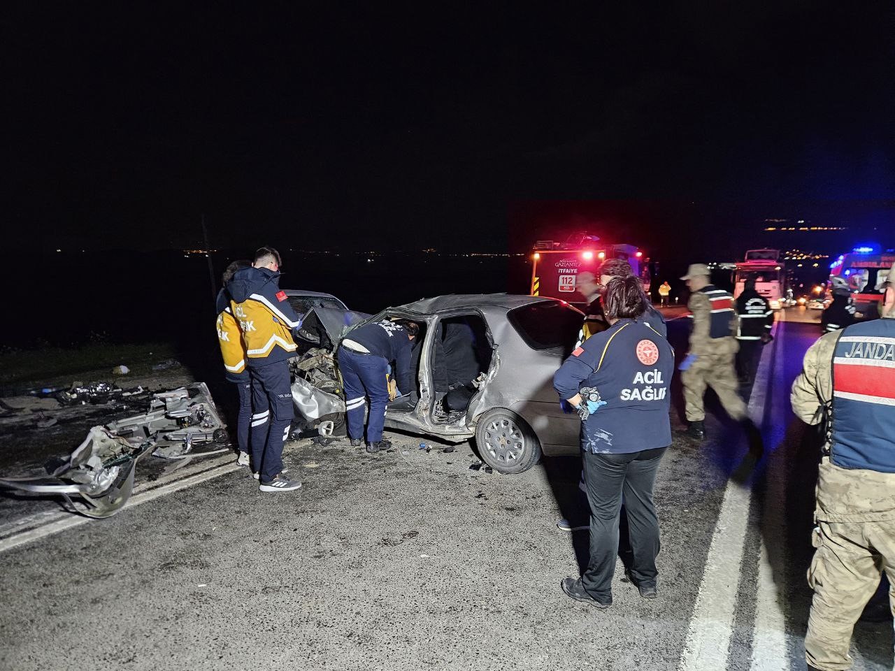 İki otomobil kafa kafaya çarpıştı: Ölü ve yaralılar var