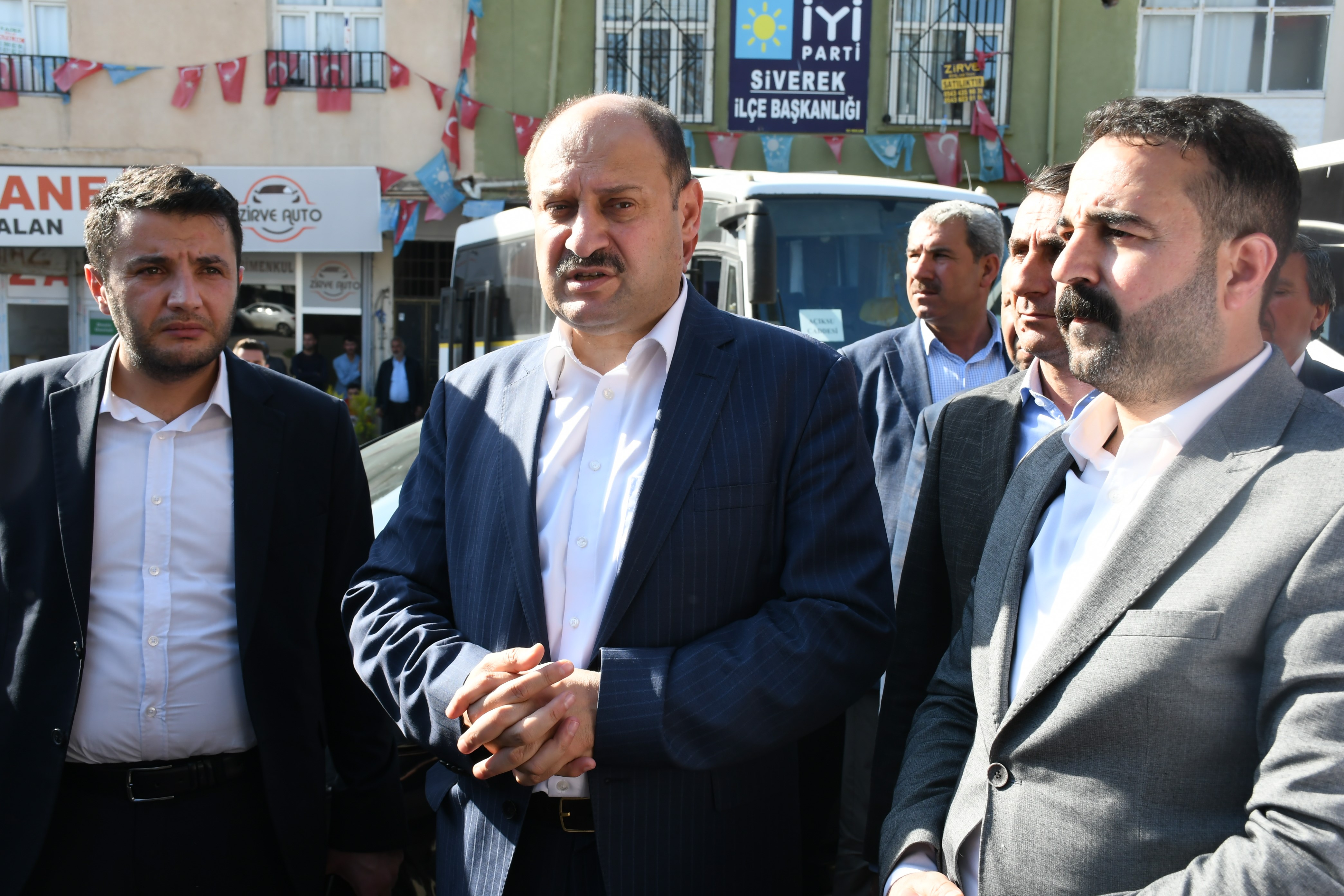 Siverek’te seçim sonuçlarına itiraz eden kalabalığı ilçeye gelen Gülpınar dağıttı