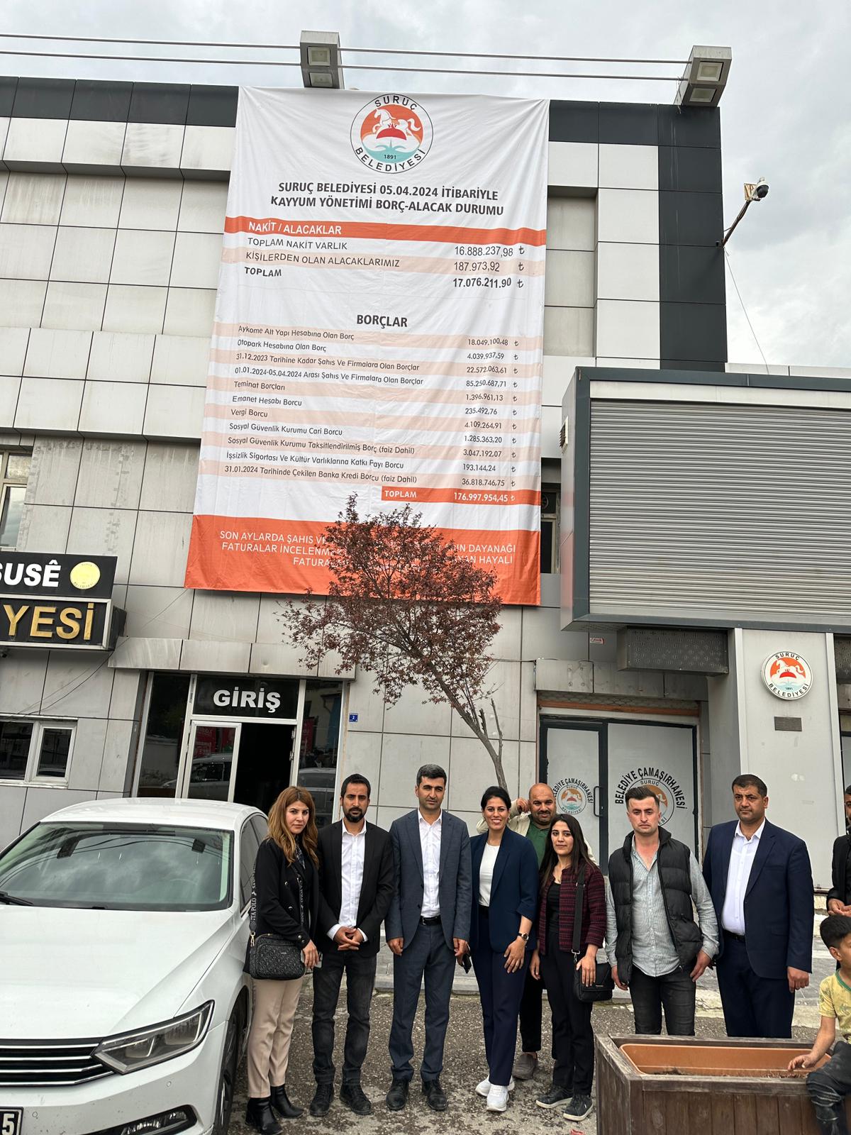 Kayyum yönetiminin borcu belediye binasına asıldı