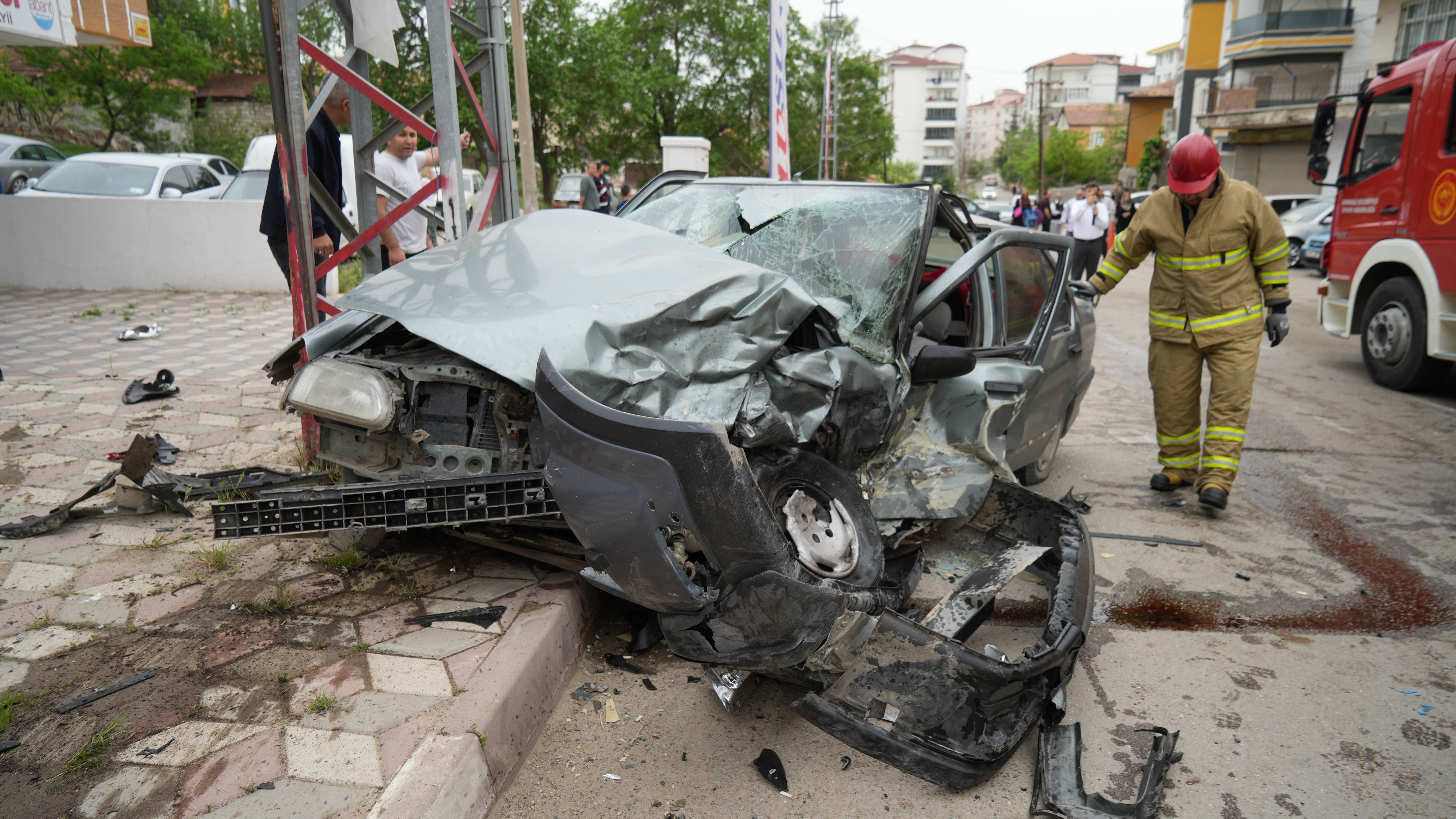 Birecik'te kaza! Otomobiller hurdaya döndü: Ölü ve yaralılar var