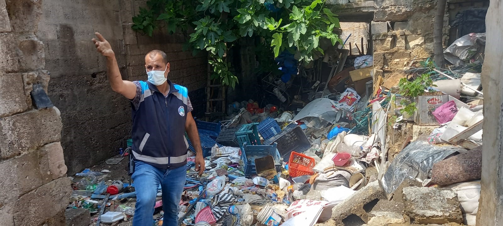 Şanlıurfa'da yalnız yaşayan kadının evinden 3 kamyon çöp çıktı