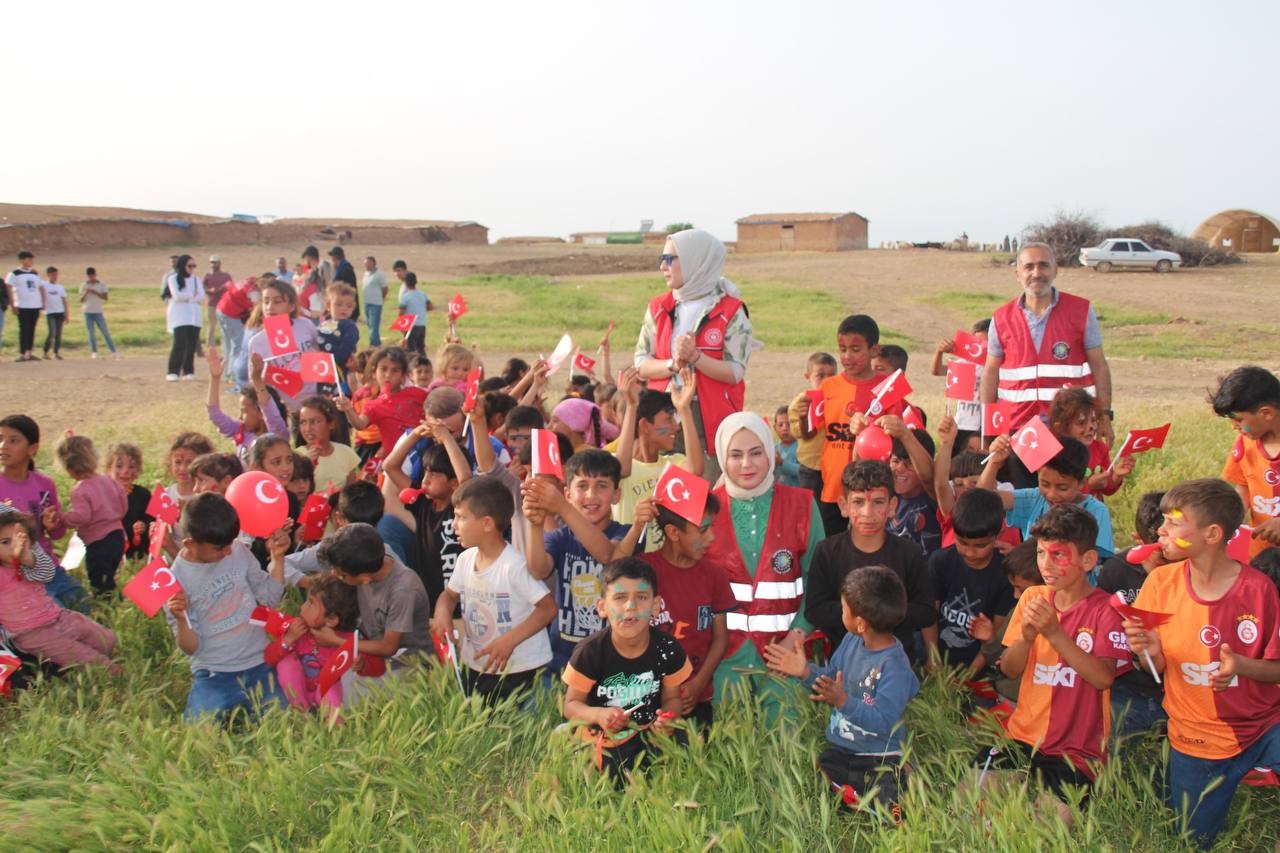 Ceylanpınar'da göçer çocukların oyun ve oyuncak heyecanı