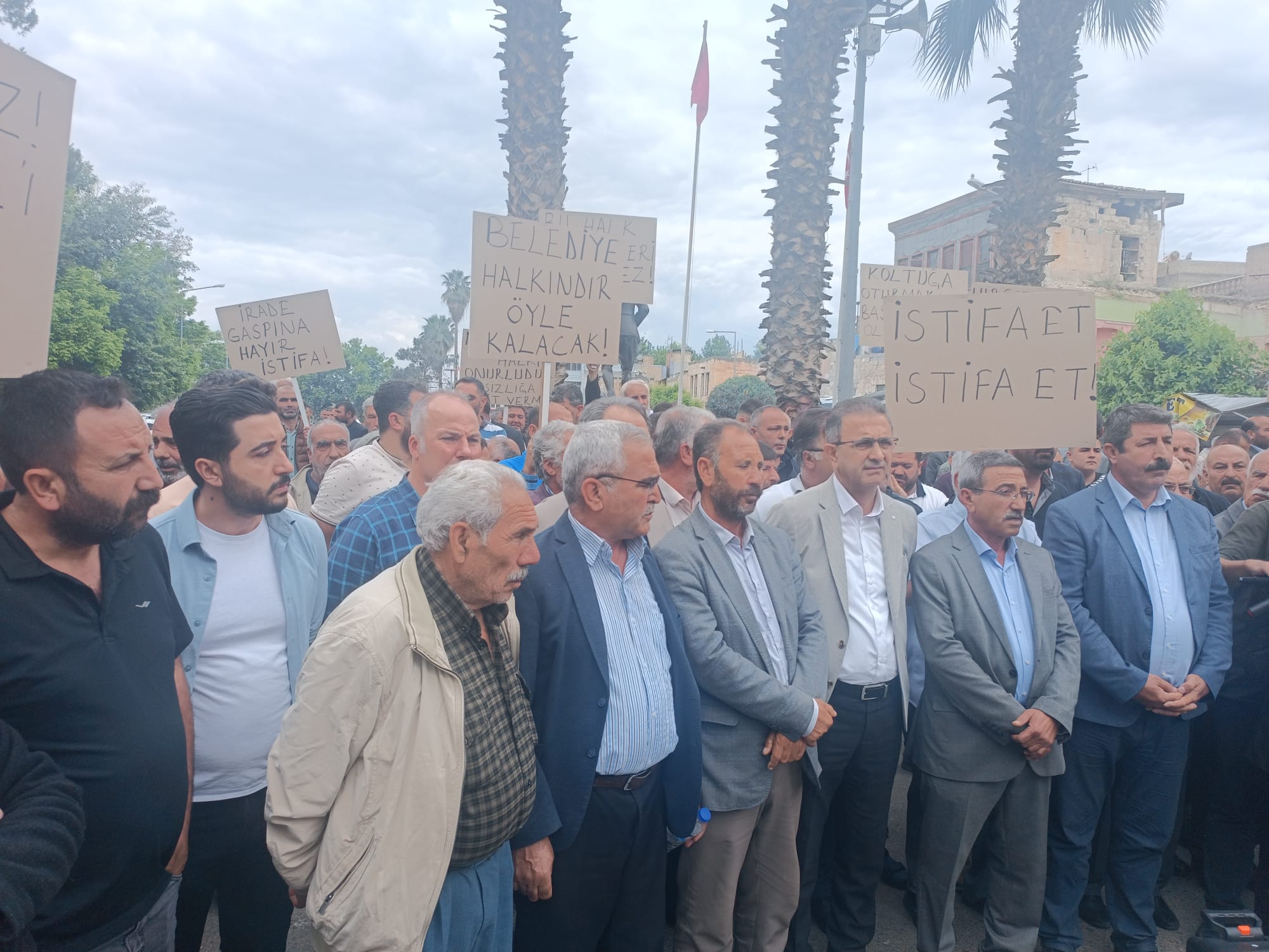 Birecik Belediyesi önünden istifa et çağrısı! "Belediye halkındır"