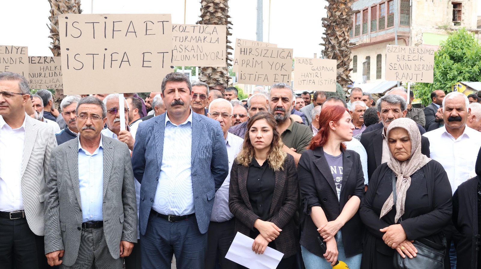 Birecik Belediyesi önünden istifa et çağrısı! "Belediye halkındır"