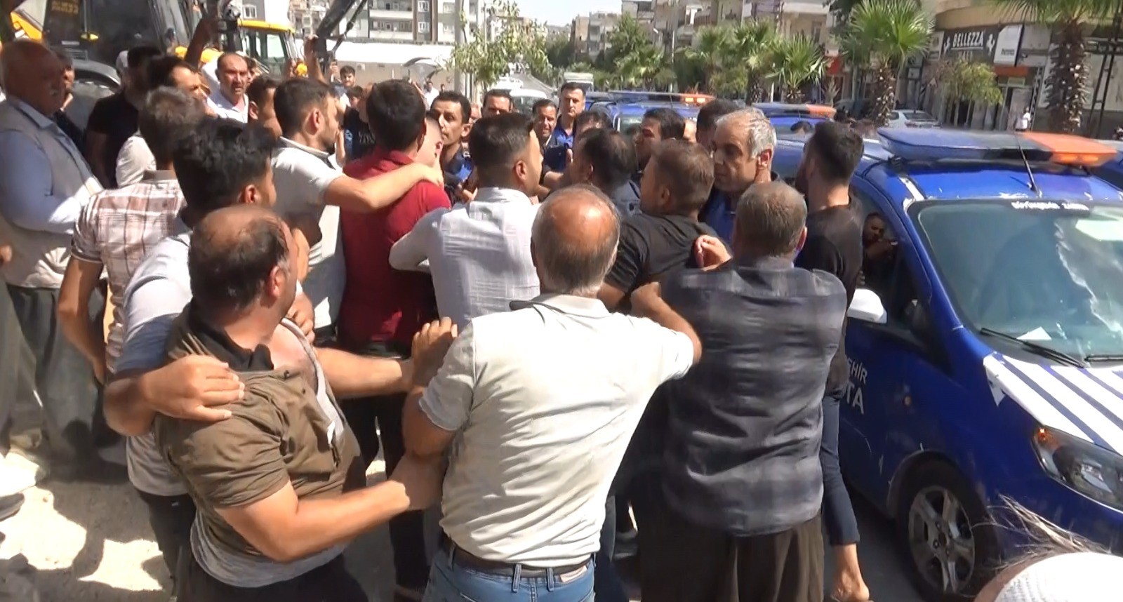 Şanlıurfa'da zabıta ile esnaf arasında kavga! 15 yaralı, 5 gözaltı