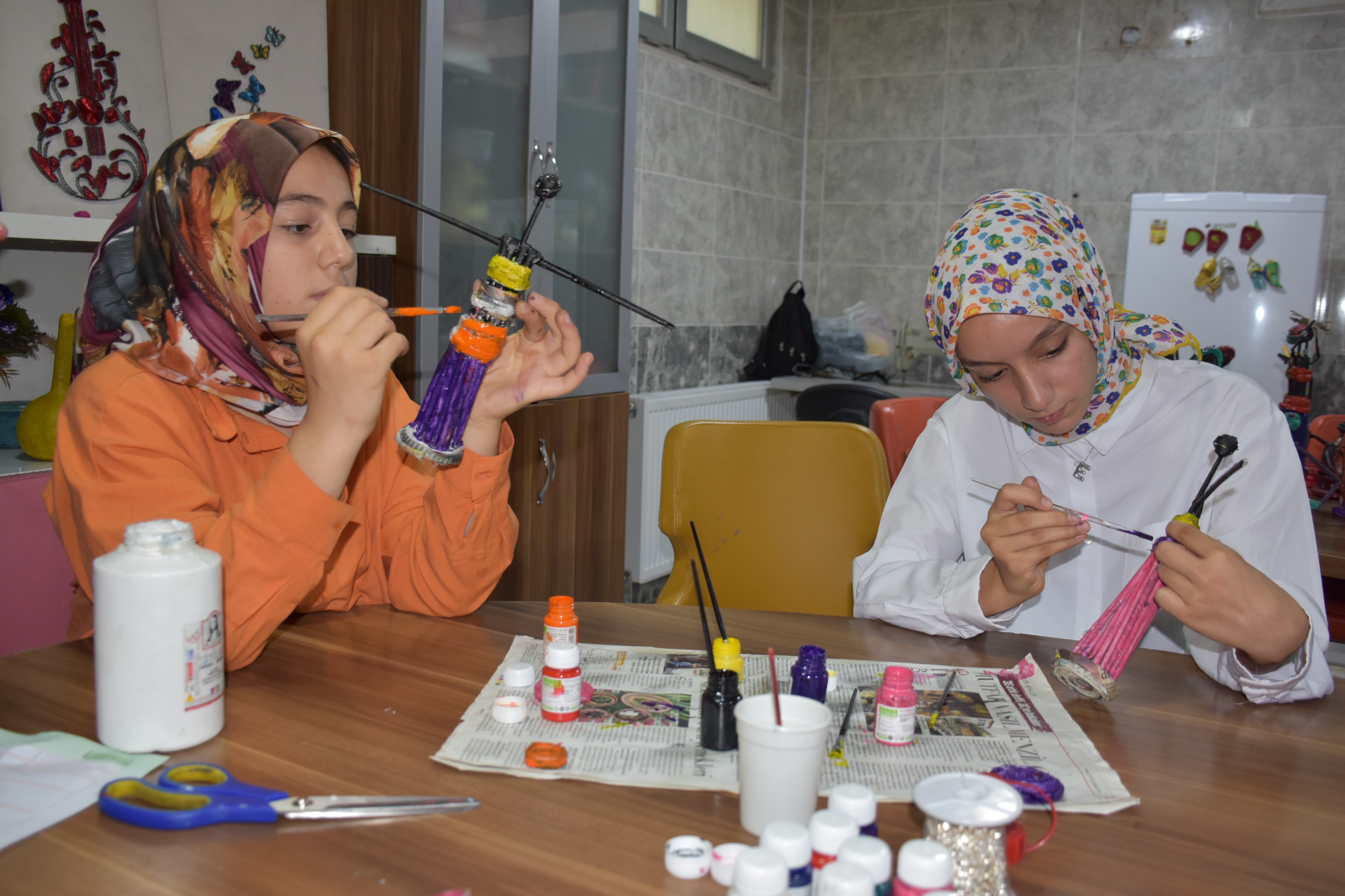 Siverek'te gazete sayfaları kadınların elinde sanata dönüşüyor