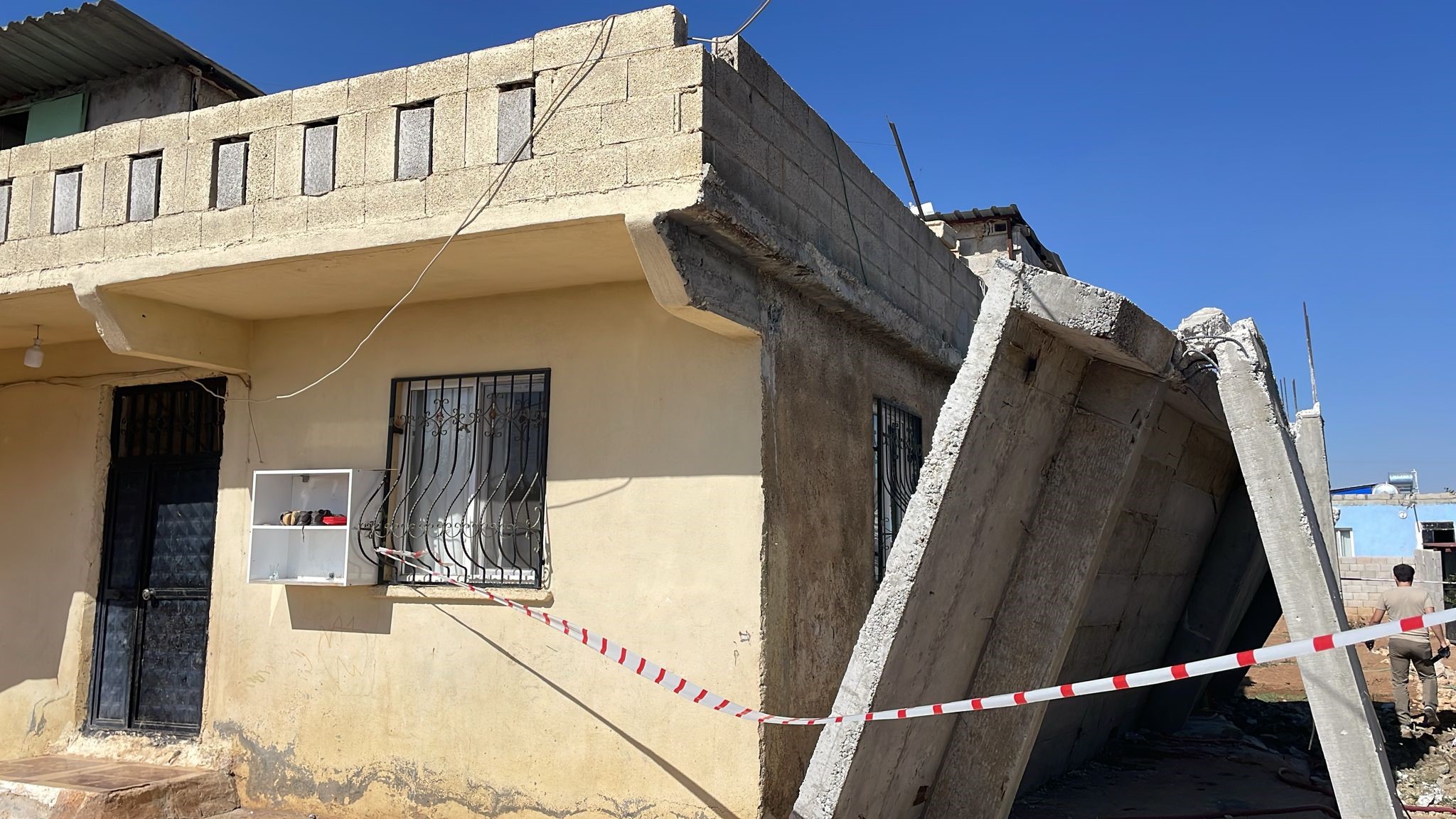 Yaşanan depremde Şanlıurfa'da balkon çöktü, bir kadın yaralandı