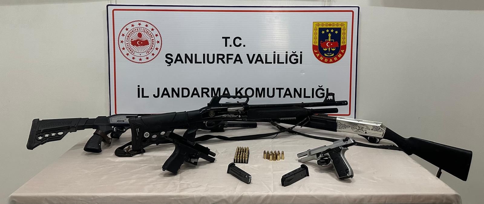 Jandarmadan Siverek'te 2 adrese baskın! Çok sayıda silah ele geçirildi