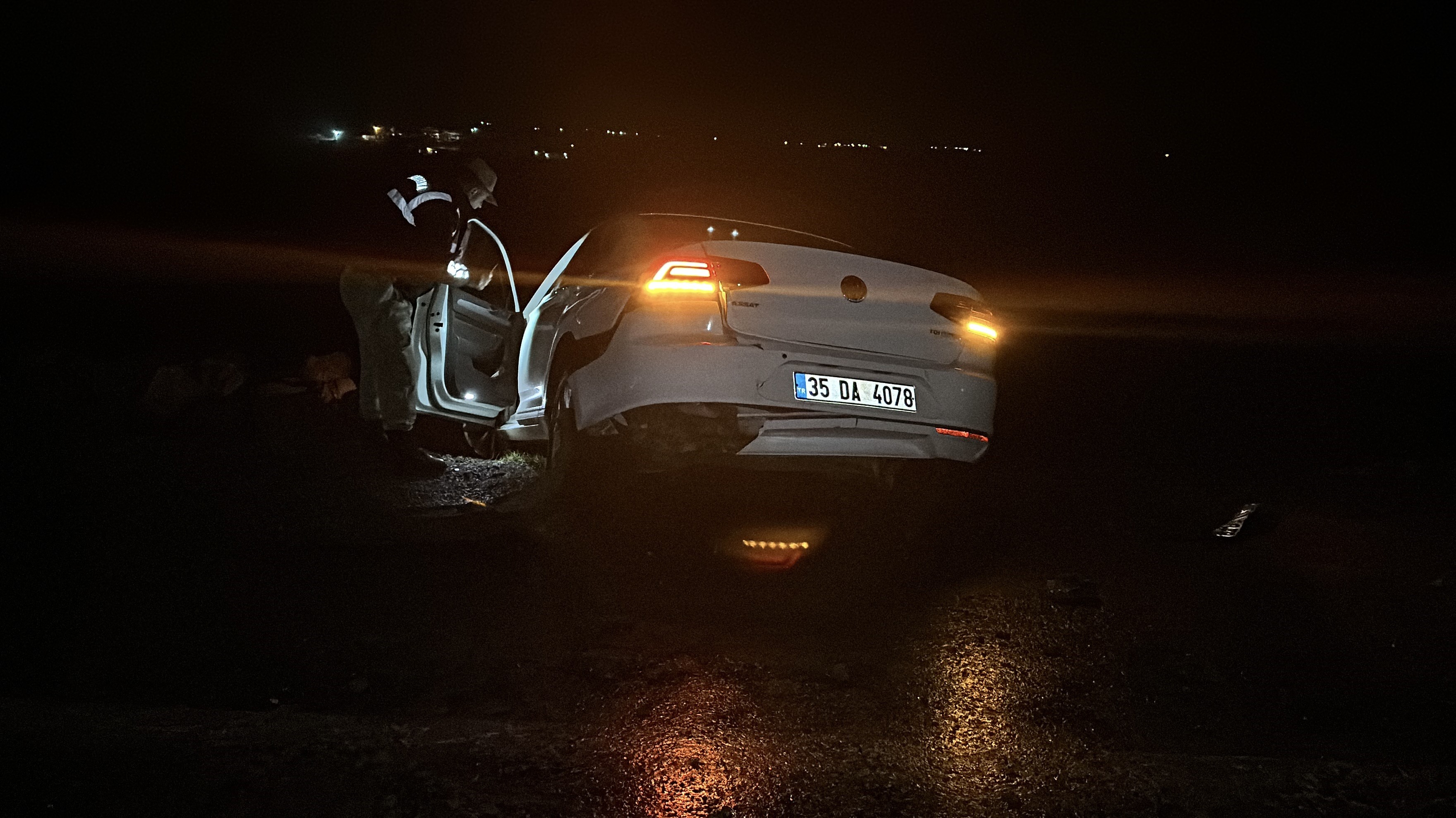 Şanlıurfa’da otomobil şarampole devrildi: Yaralılar var
