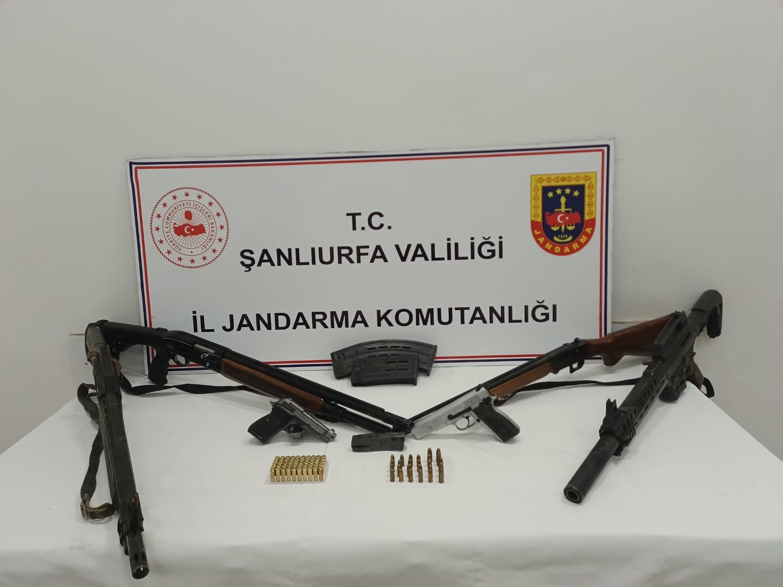 Siverek’te geniş çaplı operasyon! Uyuşturucu ve silah ele geçirildi