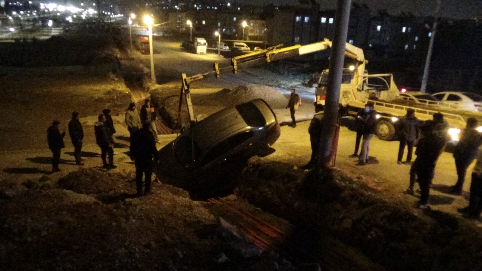Şanlıurfa'da otomobil çukura düştü!