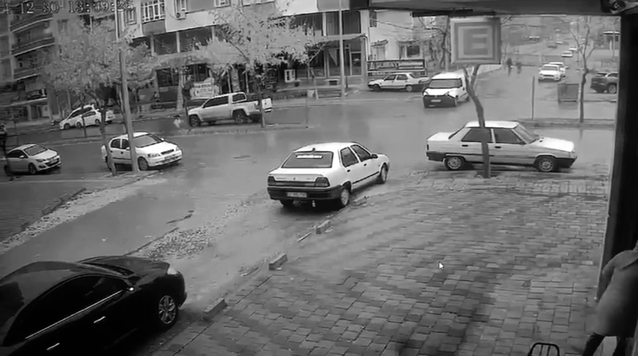 Şanlıurfa'da otomobilin küçük kıza çarptığı kaza kamerada!