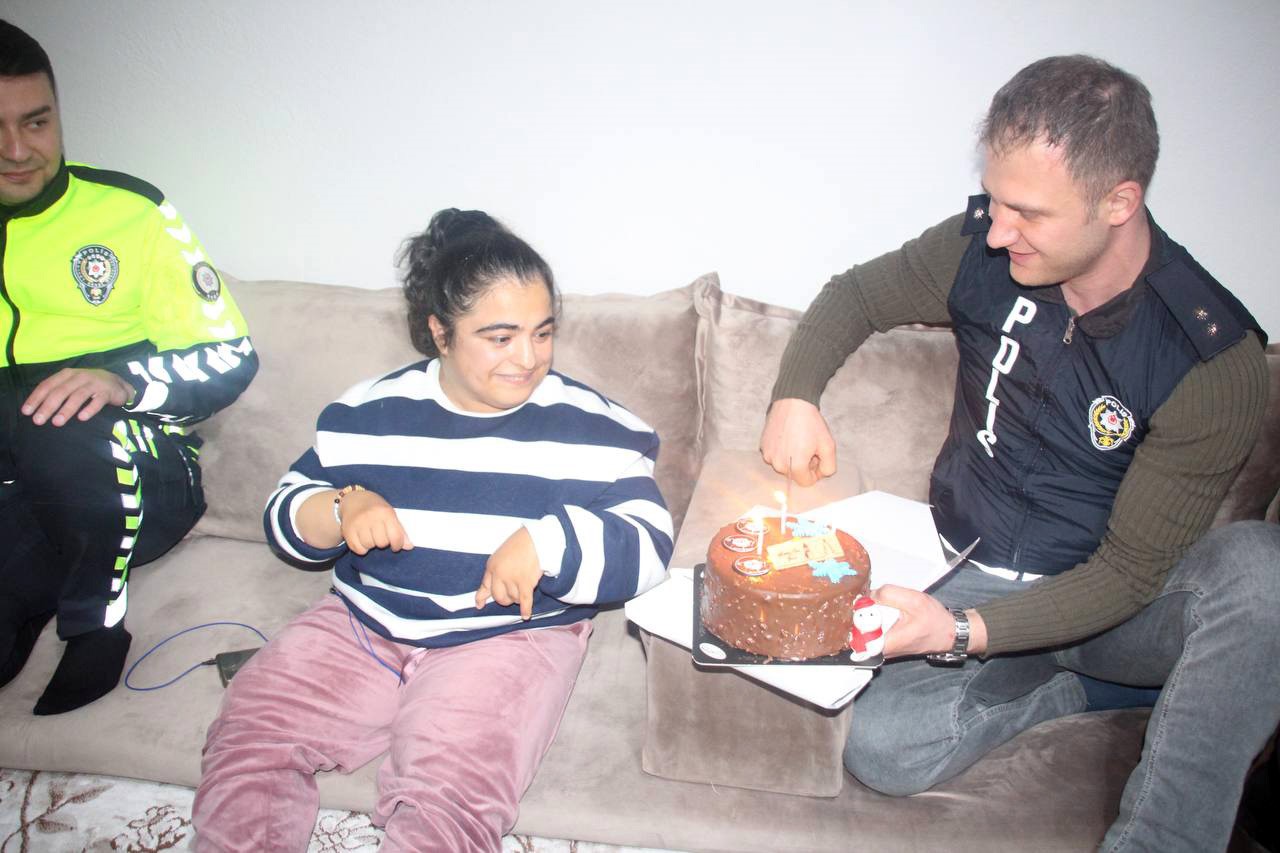 Şanlıurfa'da polislerden engelli kıza doğum günü sürprizi!