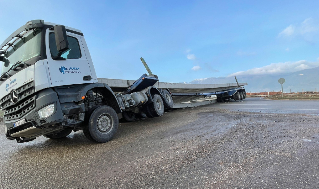 Beton blok yüklü tır devrildi