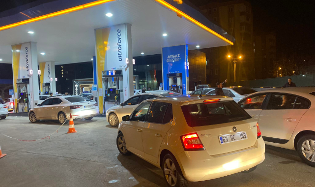Urfa'da petrol istasyonlarında uzun kuyruk