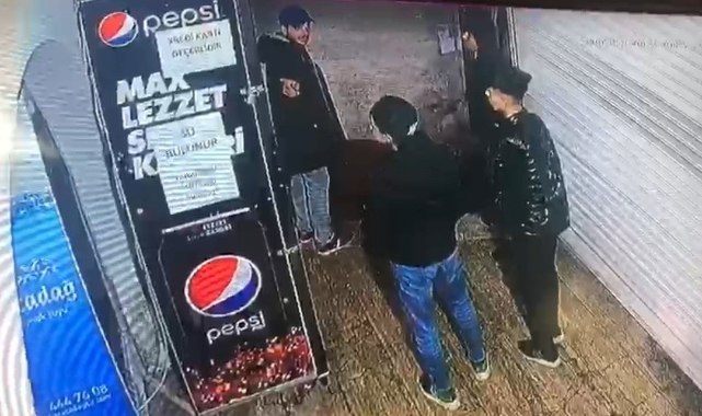 Gençlerin alkışlatan hareketi kamerada
