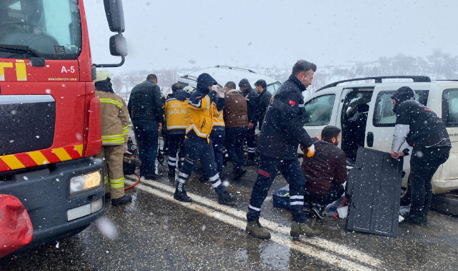 İki araç kafa kafaya çarpıştı: 3 ölü, 8 yaralı