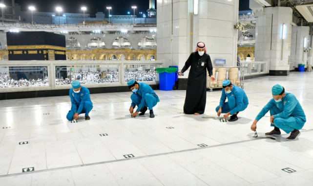 Kabe’de sosyal mesafe etiketleri çıkartıldı   