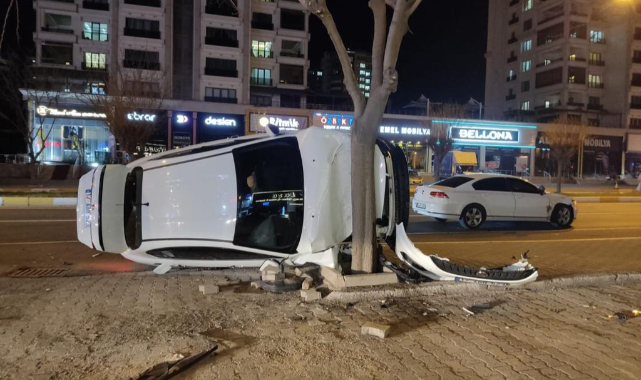 Karaköprü'de otomobil ağaca çarptı; 1 yaralı
