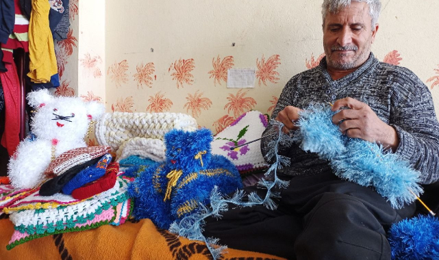Örgü örerek aile geçimini sağlıyor