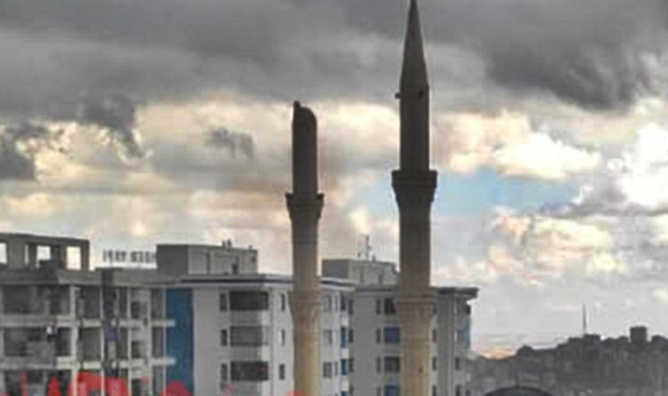 Şanlıurfa'da cami minaresine yıldırım isabet etti