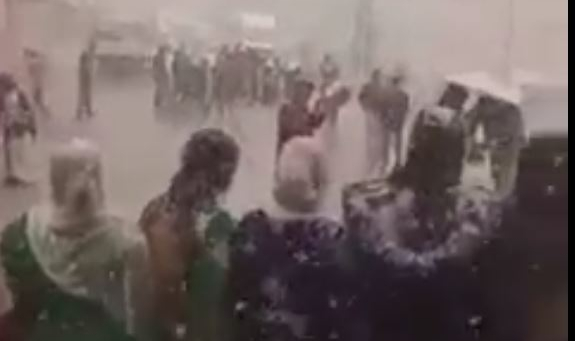 Şanlıurfalılar Kar yağışına aldırış etmedi halay çekmeye devam etti