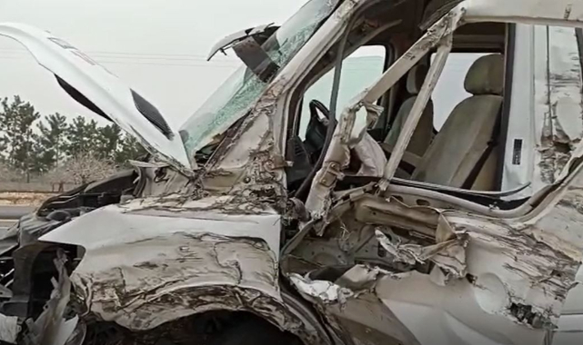 Birecik'te öğrenci servisi ile tır çarpıştı; 4 yaralı