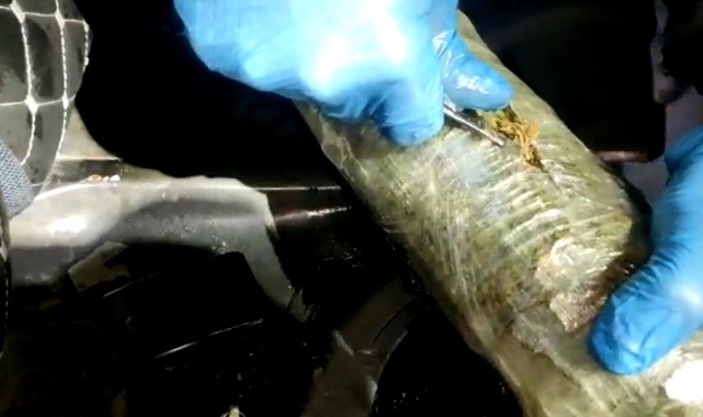 Koltuğun altındaki gizli bölme uyuşturucu!