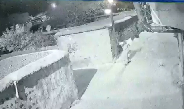 Siverek’te sokaktaki yangın vanası çalındı!