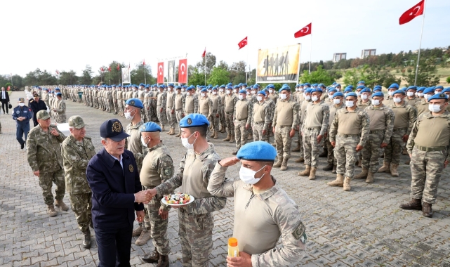 Bakan Akar Şanlıurfa’da askerlerle bayramlaştı