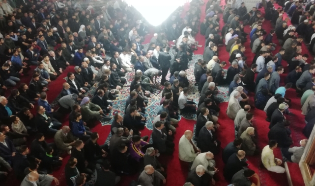Bakan Hulusi Akar bayram namazını Balıklıgöl’de kıldı