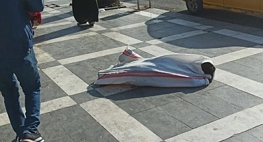 Şanlıurfa'da çocuk çuval içinde uyuyor