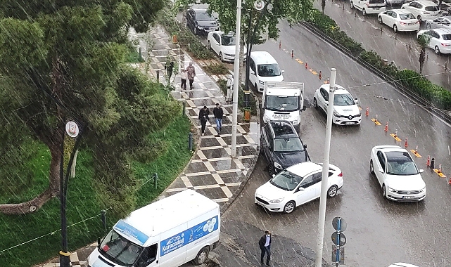 Şanlıurfa'da dolu ve yağmur hayatı felç etti