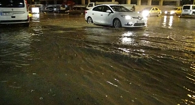 Şanlıurfa'da yağan yağmur yolları göle çevirdi!