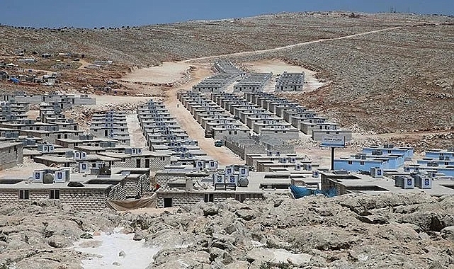 Suriyeliler, Türkiye'nin yaptığı evlere yerleştiriliyor!