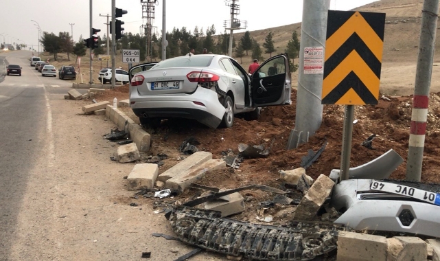 Urfa'da kayganlaşan yol kazayı beraberinde getirdi: 3 yaralı