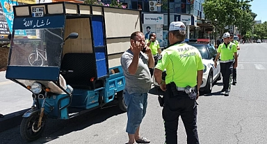 Ceza makbuzunu imzalamadan kaçtı!